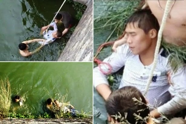 Kang diselamatkan beberapa orang dari dalam sungai