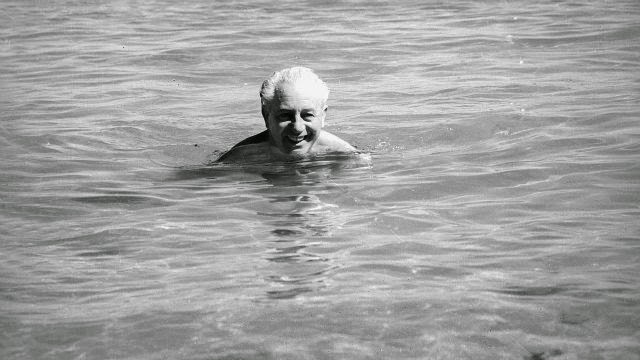 Harolt Holt saat berenang di pantai