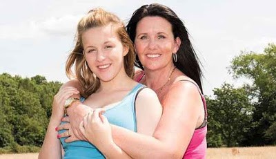 Alison Divers foto bersama putrinya