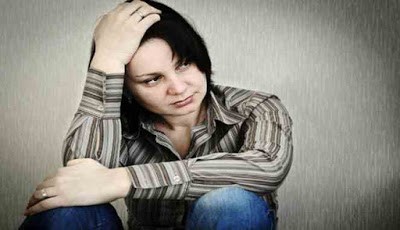 wanita bersedih karena asmara