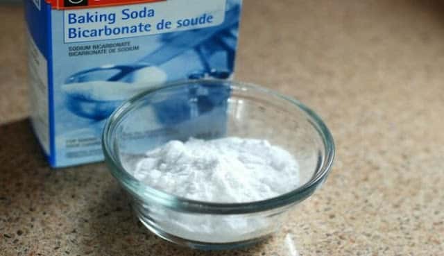 Cara membersihkan plak gigi dengan soda kue